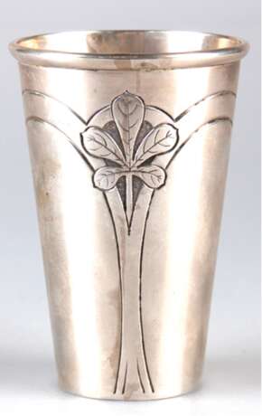 Jugendstil-Becher, Dänemark 1911, Silber, R. Kert, konische Wandung mit Bogenrelief und Blattdekor, umgeschlagener Rand, unterer Rand min. gedellt, 74 g, h. 11 cm - photo 1