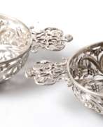 Aperçu. Paar Anbietschälchen, 925er Silber, London 1893, William Comyns, oval, floral durchbrochene Wandung mit figürlichen Handhaben, Ges.-Gew. 183 g, 4x17,5x8 cm