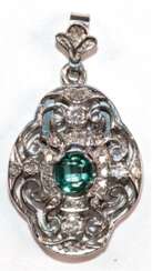 Art-Deco Anhänger, WG 18 kt., 585er WG, ca. 6,1 g, Brillanten ca. 0,40 ct., Smaragd ca. 0,50 ct., Maße mit Öse ca. 3,1 x 1,8 cm