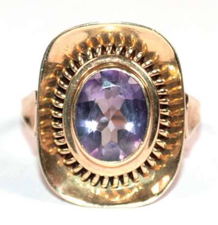 Ring, 585er GG, rechteckiger Ringkopf besetzt mit 1 oval facettiertem Amethysten, Ges.-Gew. 6,07 g, RG 56 - photo 1