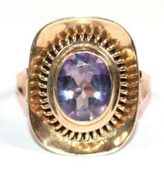 Ring, 585er GG, rechteckiger Ringkopf besetzt mit 1 oval facettiertem Amethysten, Ges.-Gew. 6,07 g, RG 56