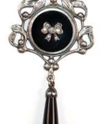 Produktkatalog. Collier im viktorianischen Stil, 925er Silber, Onyx mit Schleifendekor und funkelnde, weiße Kristalle, Gesamtlänge der Kette ca. 39,5 cm, Mittelteil mit Onyx-Abhängung ca. 5 x 3 cm