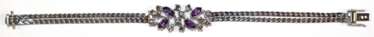 Armband, 585er WG, dekoratives Mittelteil besetzt mit 6 Brillanten von zus. ca. 0,06 ct. und 4 Amethysten im Navetteschliff, Ges.-Gew. 19,58 g, Kastenschloß mit 2 Sichterheitsachten, L. 18,8 cm