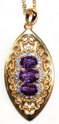 Anhänger mit Kette, 925er Silber, vergoldet, 3 Amethyste oval facettiert und ein kleiner Diamant, Maße mit Öse ca. 2,8 x 2,7 cm