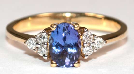 Ring, 750er GG, besetzt mit 6 Brillanten von zus. ca. 0,12 ct. und 1 oval facettiertem Tansanit, Ges.-Gew. 3,16 g, RG 57 - photo 1