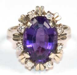 Ring, 585er GG, besetzt mit 1 oval facettiertem Amethysten, der von 8 Brillanten von zus. ca. 0,12 ct. umrandet wird, Ges.-Gew. 7,05 g, RG 53