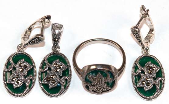 Set bestehend aus Ohrringen, Ring und Anhänger, 925er Silber, grüner Achat / Markasiten, Länge des Anhängers mit Öse ca. 3,5 cm, Ohrringe mit Brisur ca. 3,9 cm, RG 57, Innendurchmesser 18,1 mm - photo 1