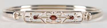 Armreif, 925er Silber, ca. 9,0 g, florales Mittelteil mit Granatbesatz, Maße ca. 6,2 x 4,9 cm