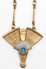 Collier, 21,6 k GG (geprüft), geometrisch gestaltetes Mittelteil besetzt mit ovalem Opal-Cabochon, bez. &amp;quot;manuell&amp;quot;, Kette mit Stabgliedern, Ges.-Gew. 10,6 g, L. 41 cm