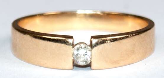 Ring, 585er GG, in geteilter Schiene 1 Brillant von 0,10 ct. in Zargenfassung, Ges.-Gew. 3,24 g, RG 56 - photo 1