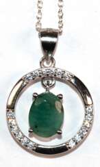 Kette mit Anhänger, 925er Silber, beweglicher, echter Smaragd ca. 9 x 7 mm, weiße Zirkonia, Durchmesser des Anhängers ca. 1,8 cm, Kettenlänge ca. 45,5 cm