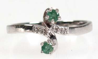 Ring im Stil um 1900, 925er Silber, rhodiniert, Smaragden ca. 0,15 ct und Brillanten ca. RG 53, Innendurchmesser 16,8 mm