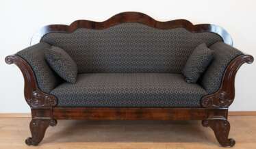 Biedermeier-Sofa, Mahagoni, geschweifte Rückenlehne, beschnitzte Füße und Armlehnen handpoliert, neu gepolstert und grau/schwarz bezogen, mit 2 Kissen, min. Gebrauchspuren, 105x195x66 cm