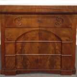 Biedermeier-Kommode, 4-schübig, Mahagoni furniert, mit Segmentbogen über 3 Schubladen gezogen, Dreiecksgiebel, Furnierschäden, Gebrauchspuren, 100x96x50 - Foto 1