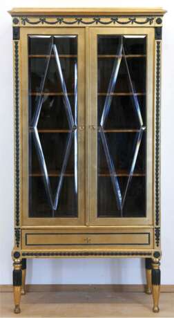 Vitrine im Empirestil, Weichholz, vergoldet, ebonisierte Stuckverzierungen, 2-türiger Korpus mit 1 Schubkasten, Türen mit facettiertem Glas, 166x85x37 cm - photo 1