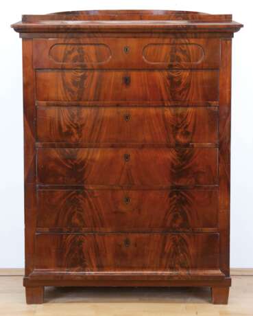 Biedermeier-Chiffoniere, Mahagoni furniert, 6-schübiger Korpus mit gestuftem Giebel, 154x117x58 cm - photo 1