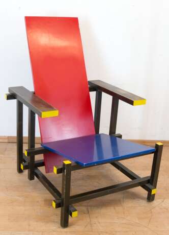 Armlehnstuhl, Gerrit Thomas Rietveld Design, Holz mehrfarbig gefaßt, Gebrauchspuren, 88x66x80 cm - photo 1