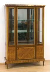 Vitrine, Frankreich Anf. 20. Jh., Rosenholz furniert, 1-türiger, 3-seitig verglaster Korpus mit verspiegelter Rückwand, Marmorplatte als Abschluß, 164x104x40 cm