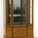 Vitrine, Frankreich Anf. 20. Jh., Rosenholz furniert, 1-türiger, 3-seitig verglaster Korpus mit verspiegelter Rückwand, Marmorplatte als Abschluß, 164x104x40 cm - Foto 1