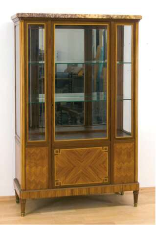 Vitrine, Frankreich Anf. 20. Jh., Rosenholz furniert, 1-türiger, 3-seitig verglaster Korpus mit verspiegelter Rückwand, Marmorplatte als Abschluß, 164x104x40 cm - Foto 1