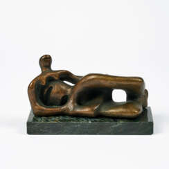 Henry Moore. Replik nach Reclining Figure