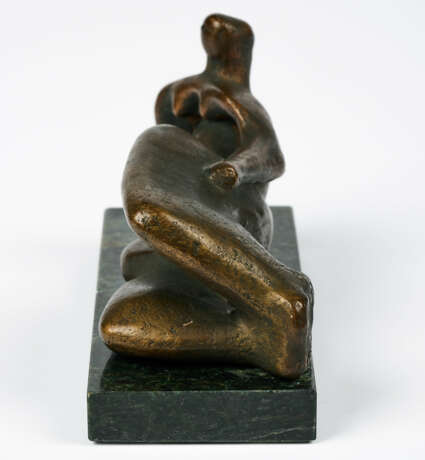 Henry Moore. Replik nach Reclining Figure - photo 4