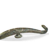 A SILVER-INLAID BRONZE BELT HOOK - Foto 1