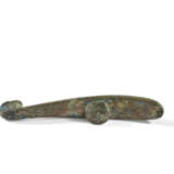 A SILVER-INLAID BRONZE BELT HOOK - Foto 4