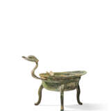 A BRONZE DUCK-FORM VESSEL, JIAODOU - Foto 2