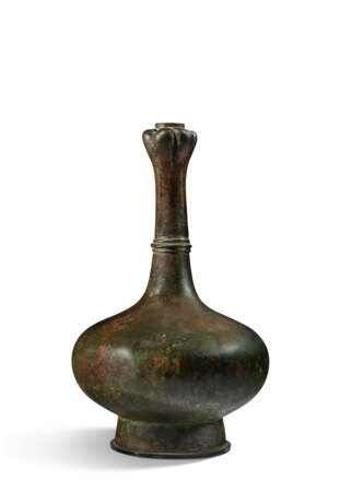 A BRONZE 'GARLIC-MOUTH' BOTTLE VASE - Foto 1