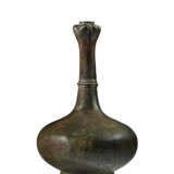 A BRONZE 'GARLIC-MOUTH' BOTTLE VASE - Foto 1