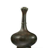 A BRONZE 'GARLIC-MOUTH' BOTTLE VASE - Foto 2