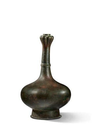 A BRONZE 'GARLIC-MOUTH' BOTTLE VASE - Foto 2