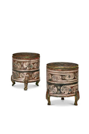 A PAIR OF SMALL SILVER-INLAID BRONZE TRIPOD CYLINDRICAL VESSELS AND COVERS, ZUN - photo 1