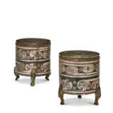 A PAIR OF SMALL SILVER-INLAID BRONZE TRIPOD CYLINDRICAL VESSELS AND COVERS, ZUN - photo 1