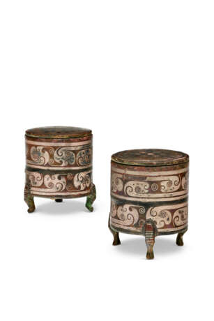 A PAIR OF SMALL SILVER-INLAID BRONZE TRIPOD CYLINDRICAL VESSELS AND COVERS, ZUN - photo 2