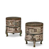 A PAIR OF SMALL SILVER-INLAID BRONZE TRIPOD CYLINDRICAL VESSELS AND COVERS, ZUN - photo 2