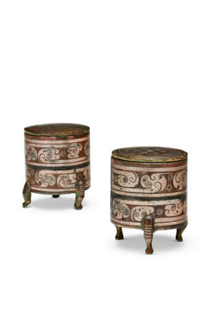 A PAIR OF SMALL SILVER-INLAID BRONZE TRIPOD CYLINDRICAL VESSELS AND COVERS, ZUN - photo 3