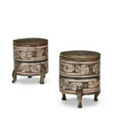 A PAIR OF SMALL SILVER-INLAID BRONZE TRIPOD CYLINDRICAL VESSELS AND COVERS, ZUN - photo 3