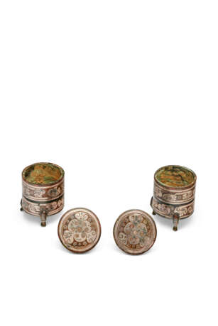 A PAIR OF SMALL SILVER-INLAID BRONZE TRIPOD CYLINDRICAL VESSELS AND COVERS, ZUN - photo 5