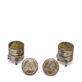 A PAIR OF SMALL SILVER-INLAID BRONZE TRIPOD CYLINDRICAL VESSELS AND COVERS, ZUN - photo 5