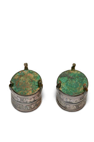 A PAIR OF SMALL SILVER-INLAID BRONZE TRIPOD CYLINDRICAL VESSELS AND COVERS, ZUN - photo 6