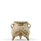 A POTTERY TRIPOD VESSEL, LI - Foto 1