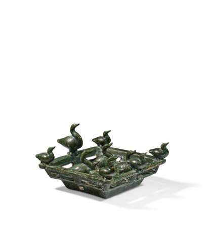 A GREEN-GLAZED POTTERY GROUP DEPICTING A GEESE POND - Foto 3