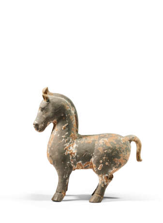 A PAINTED POTTERY FIGURE OF A STANDING HORSE - photo 2