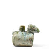 A RARE GREEN-GLAZED POTTERY RAM-FORM VESSEL - Foto 1