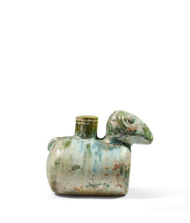 A RARE GREEN-GLAZED POTTERY RAM-FORM VESSEL - Foto 1