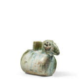 A RARE GREEN-GLAZED POTTERY RAM-FORM VESSEL - Foto 2