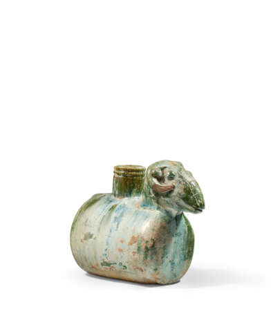 A RARE GREEN-GLAZED POTTERY RAM-FORM VESSEL - Foto 2