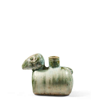 A RARE GREEN-GLAZED POTTERY RAM-FORM VESSEL - Foto 3